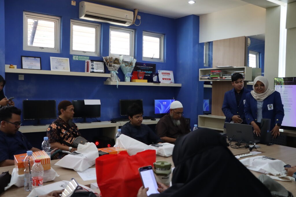 Laboratory of Algorithms and Programming Introduces AI to Teachers at SD Islam Darul Arqom 1 and 2 Surabaya