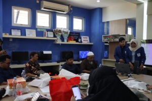 Laboratorium Algoritma dan Pemrograman Kenalkan AI kepada Guru SD Islam Darul Arqom 1 dan 2 Surabaya
