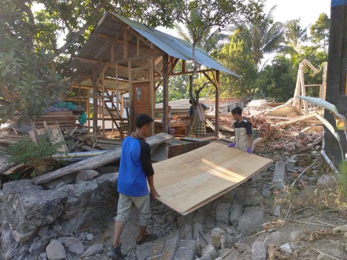 ITS Bantu Bangun Rumah Sementara di Pengungsian Korban Gempa Lombok)