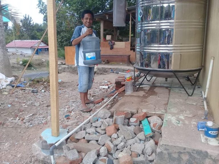 Dibantu Relawan ITS, Warga Desa Rempek Darussalam Lombok Nikmati Air Bersih