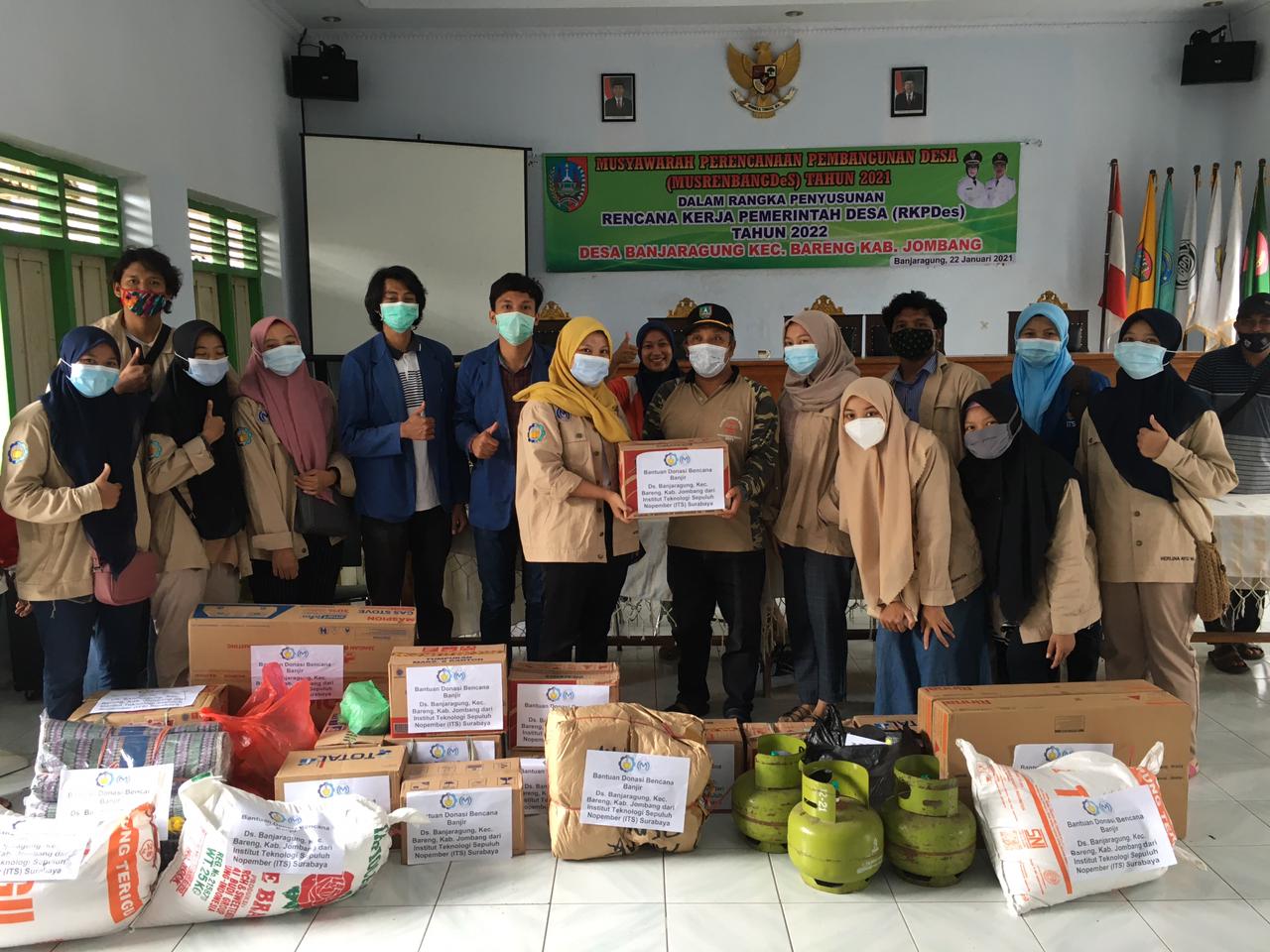 Mahasiswa ITS Ulurkan Bantuan Bagi Penyintas Banjir Jombang