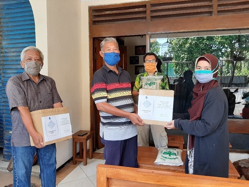 ITS Salurkan Bantuan untuk Masyarakat Sekitar Kampus