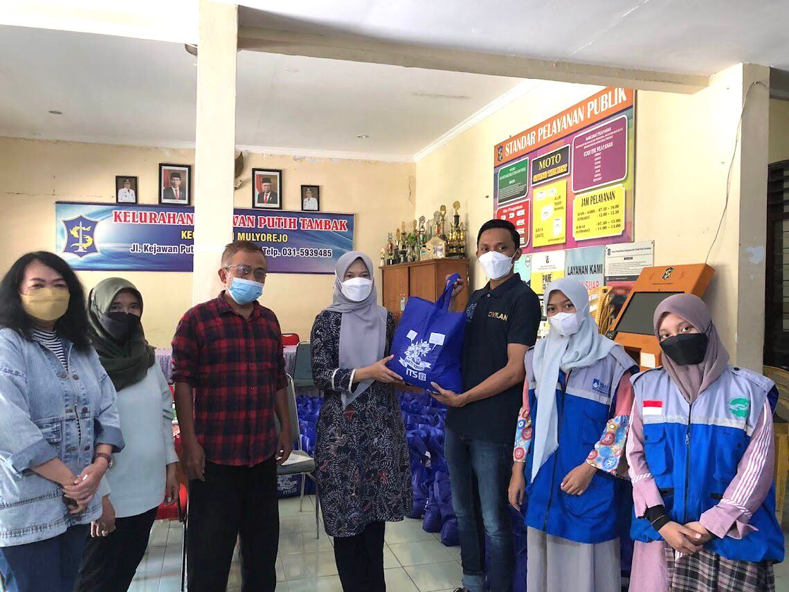 Satgas Kemanusiaan ITS Adakan Baksos untuk Masyarakat Sekitar
