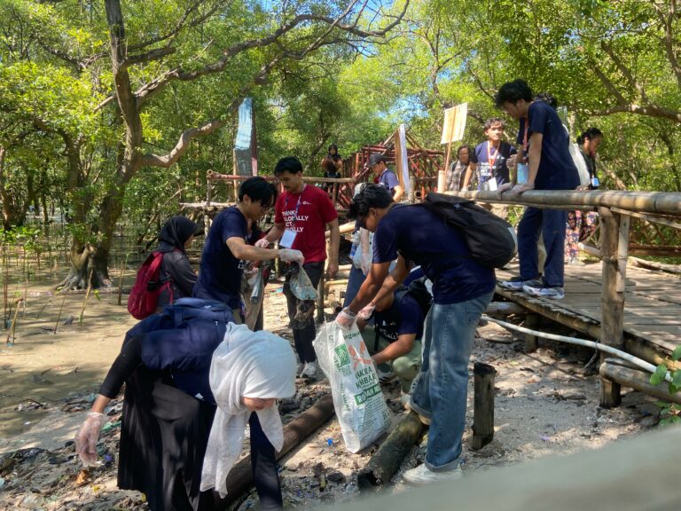 ITS Ajak Peserta NTU-INSPIRASI Summer Program Menanam Mangrove