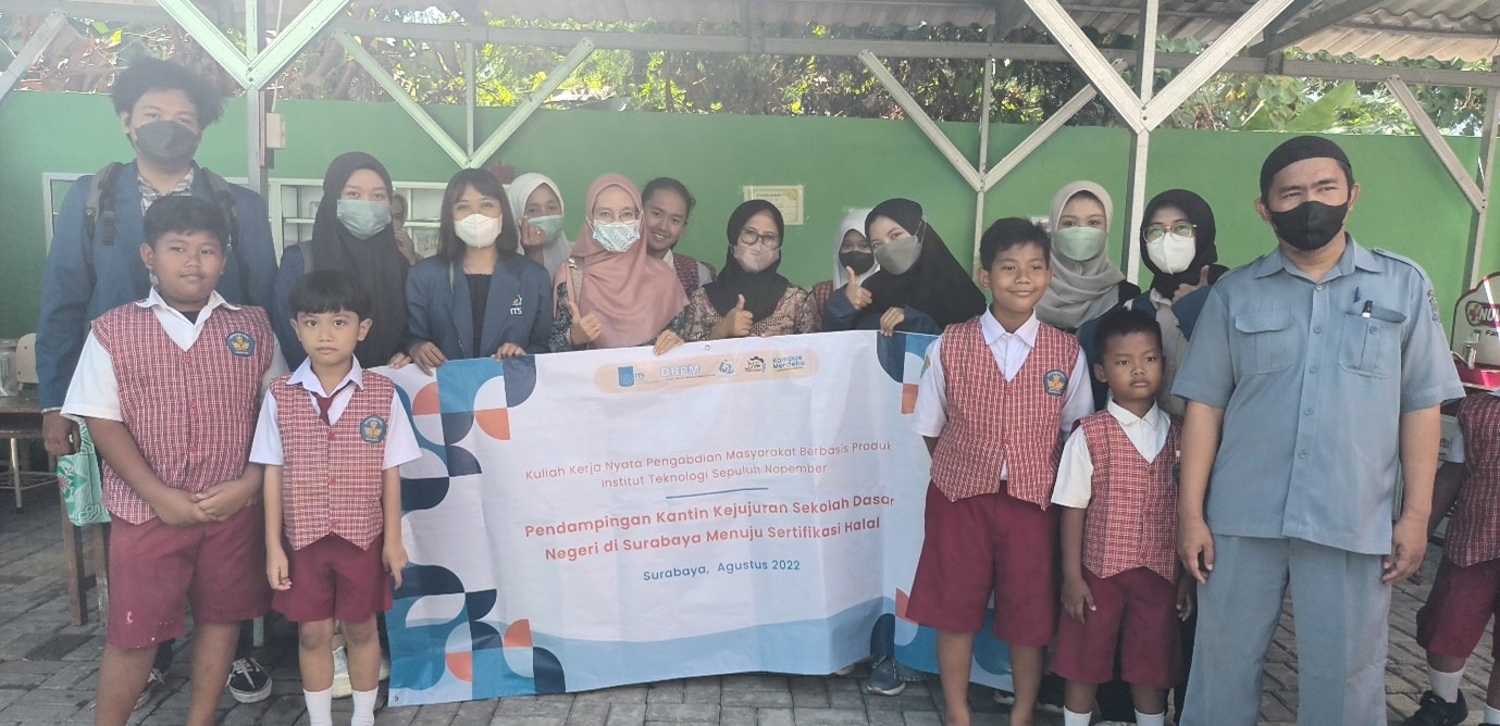 ITS KKN (Field Study) Team on Community Services Encourages a School Canteen in Surabaya Towards Halal Certification