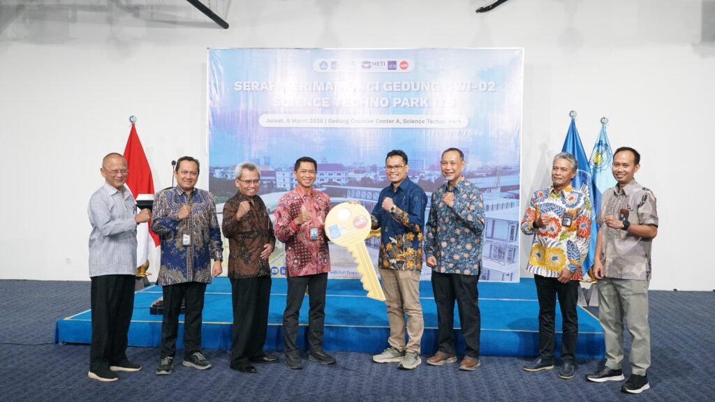 Prosesi penyerahan mock-up kunci Gedung CWI-02 antara Rektor ITS Prof Ir Bambang Pramujati ST MScEng PhD (kiri) dengan Manager Project Implementation Unit (PIU) ITS Bambang Piescesa ST MT PhD