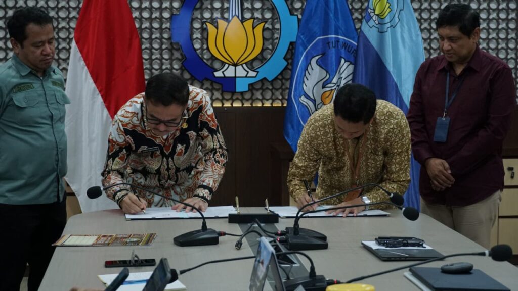 Rektor ITS Prof Dr (HC) Ir Bambang Pramujati ST MScEng PhD (dua dari kanan) dan Sekretaris Daerah Provinsi Sulawesi Selatan Drs Jufri Rahman MSi (dua dari kiri) saat menandatangani MoU