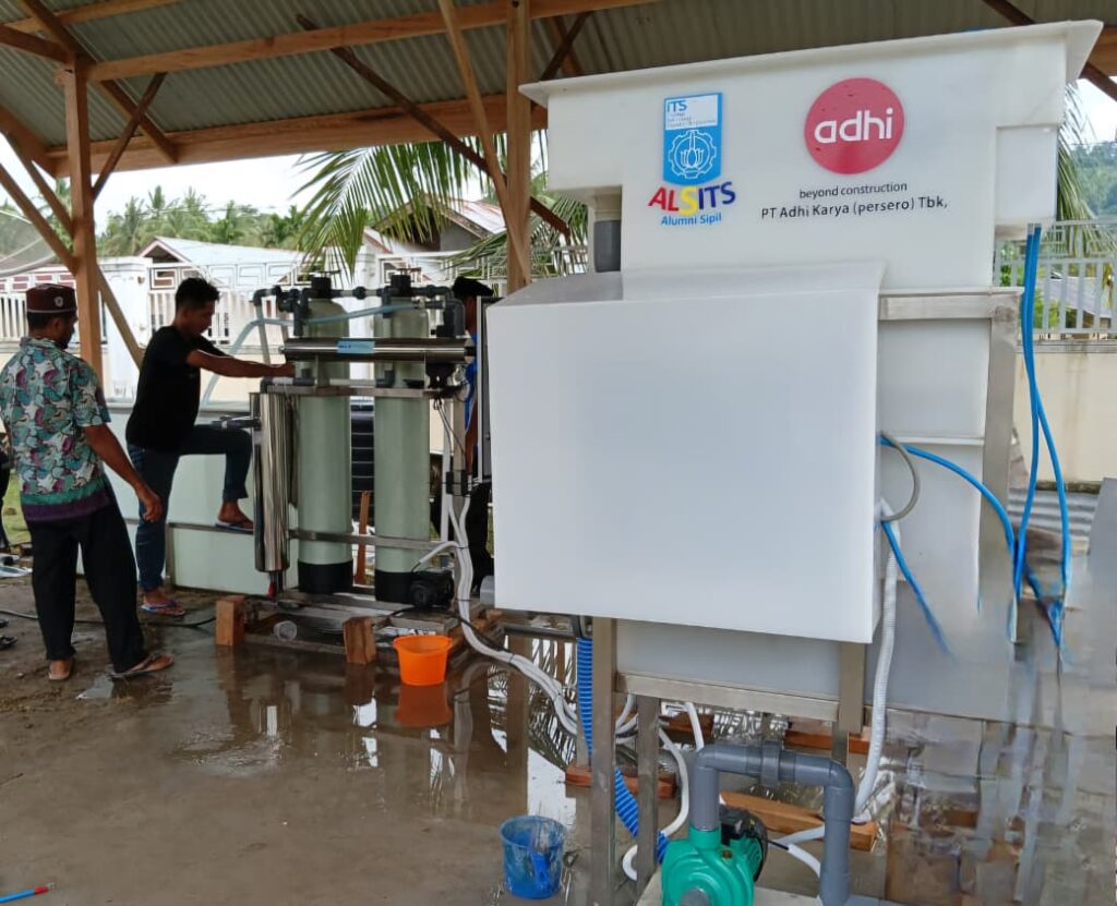 Pemasangan instalasi penjernih air dari tim ITS di Pesantren Raudhatul Mukarramah Al Aziziyah, Pidie Jaya, Aceh