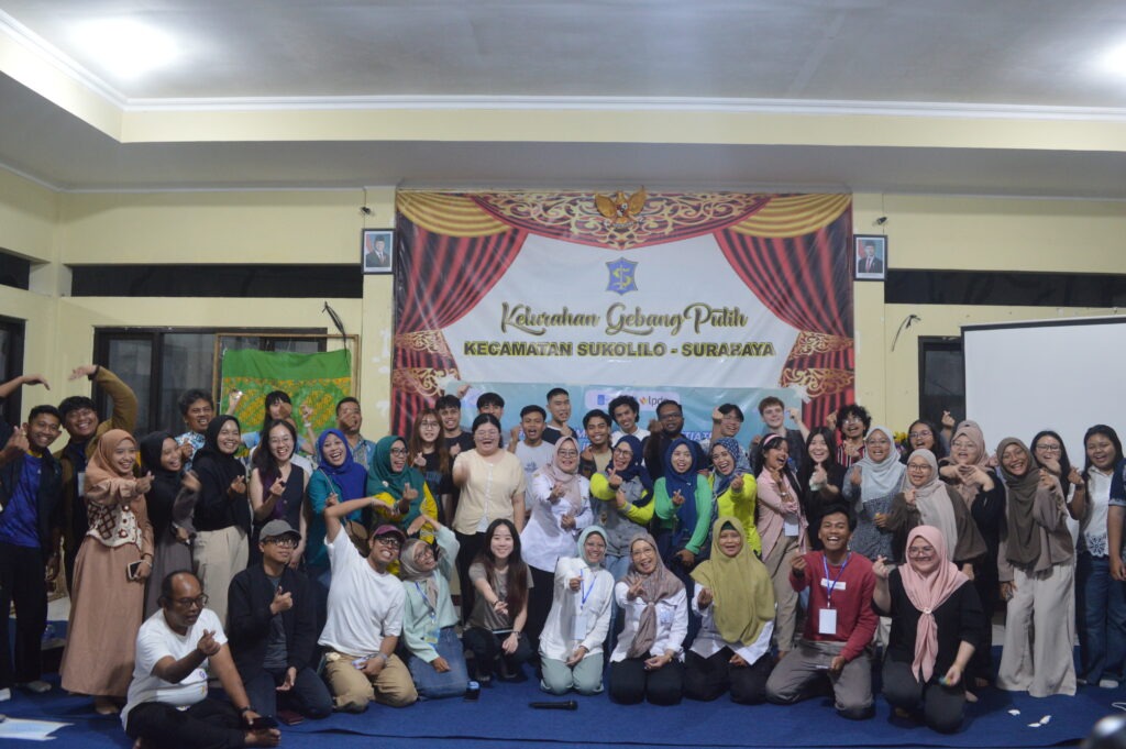 Foto bersama mahasiswa internasional, dalam negeri, warga Gebang Putih, serta petugas kelurahan Gebang Putih pada Focus Group Discussion Global Summer Course Initiatives Social Innovation Project, Rabu (15/4)