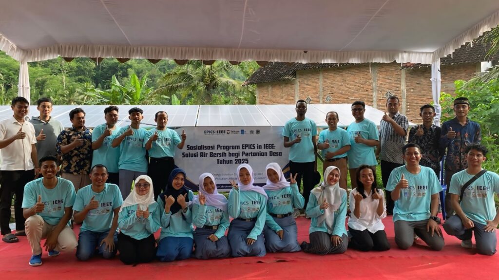 Tim EPICS in IEEE 2026 ITS bersama Universitas Telkom Surabaya dan warga Desa Cokrokembang pada kegiatan sosialisasi program solusi air bersih berbasis panel surya untuk mendukung kebutuhan pertanian desa di Pacitan, Senin (30/3)