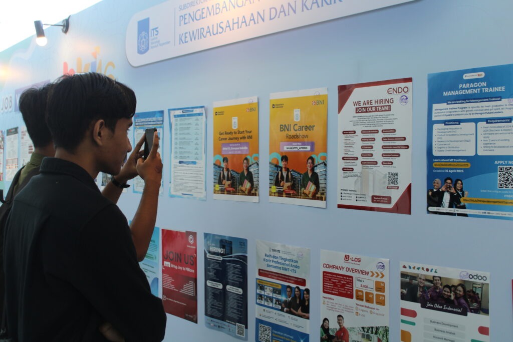 Mahasiswa ITS saat mengamati informasi pada papan brosur dalam acara Bursa Karir ITS (BKI) ke-46