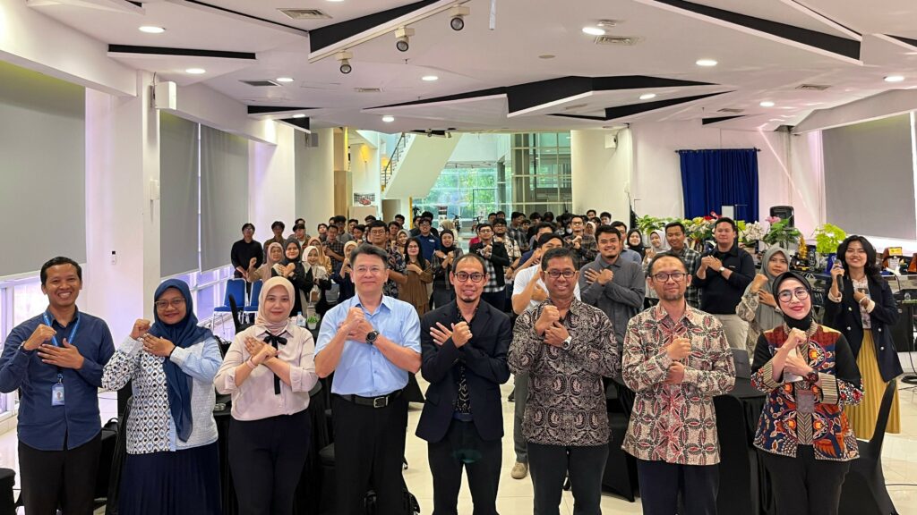 Antusiasme peserta terlihat dalam kegiatan Coaching Clinic yang diselenggarakan di Research Center Institut Teknologi Sepuluh Nopember (ITS).