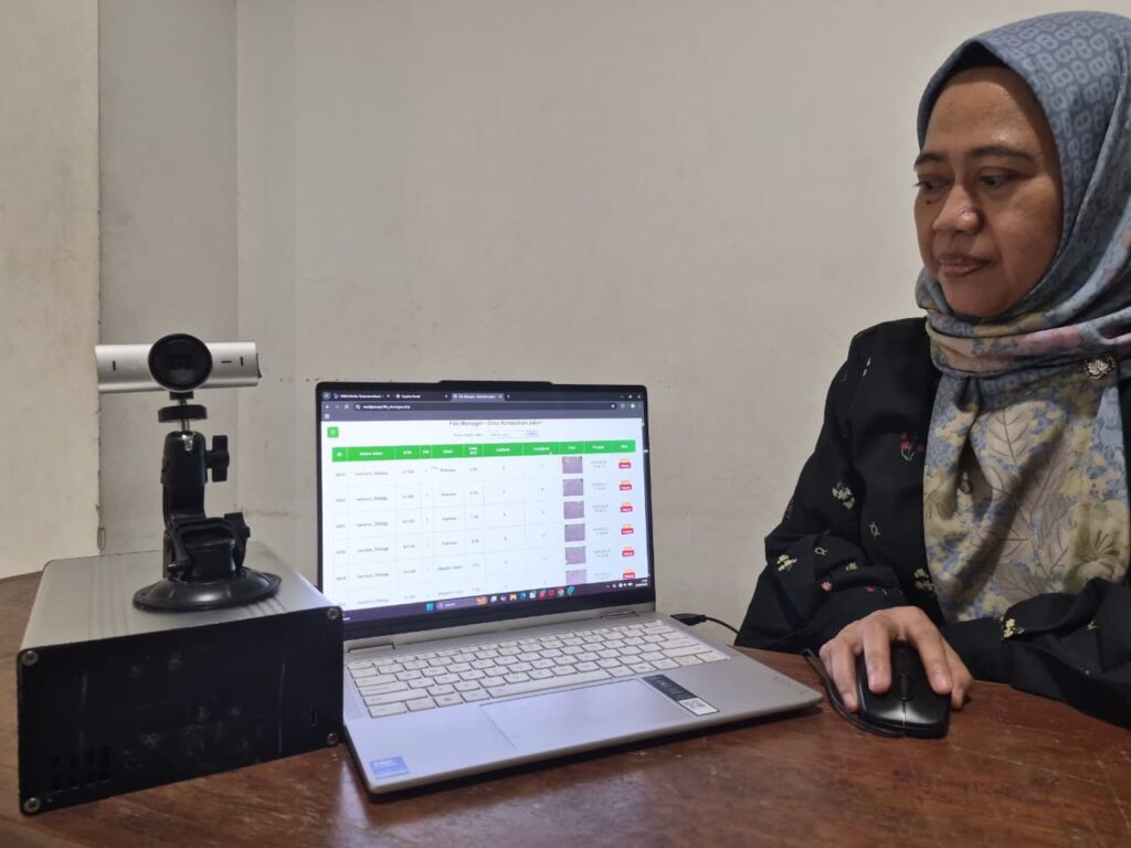 Dr Hani’ah Mahmudah ST MT menunjukkan tampilan pengambilan data visual jalan rusak dibantu oleh sensor kamera yang terpasang pada kendaraan untuk selanjutnya diolah dengan edge device berbasis AI