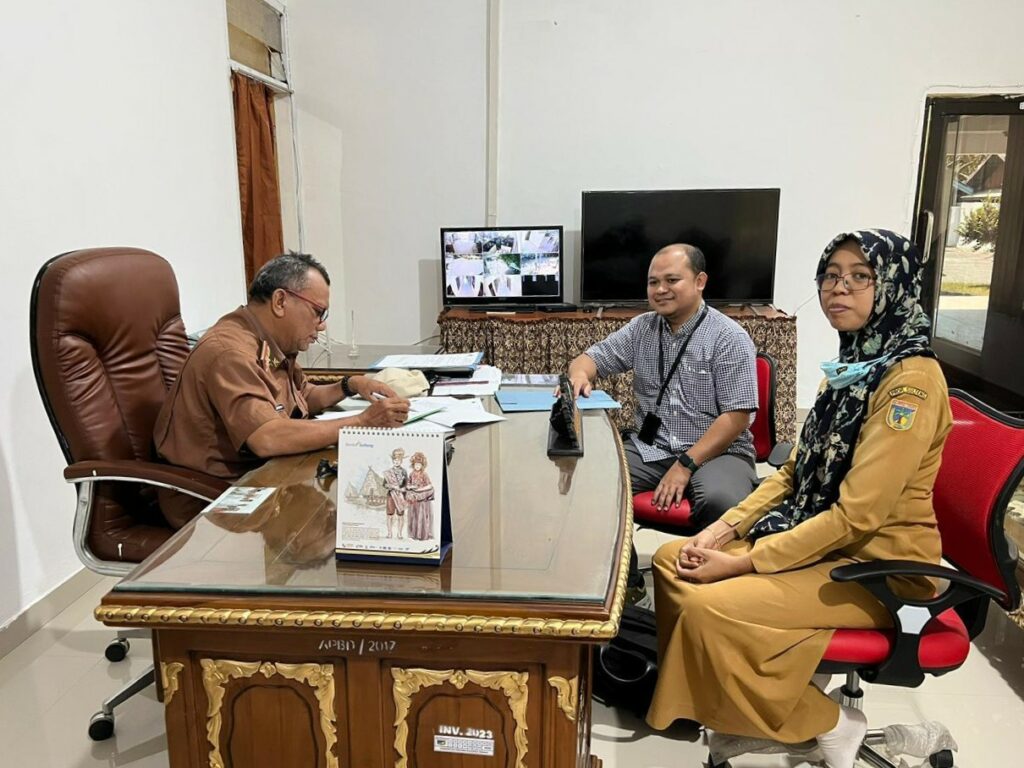 Proses pengambilan data oleh Dr Ir Muhamad Sayuti ST MT (tengah) kepada Sekretaris Dinas Pangan Provinsi Sulawesi Tengah Drs Abdurrahman Abdillah Y Rumi MSi (kiri)