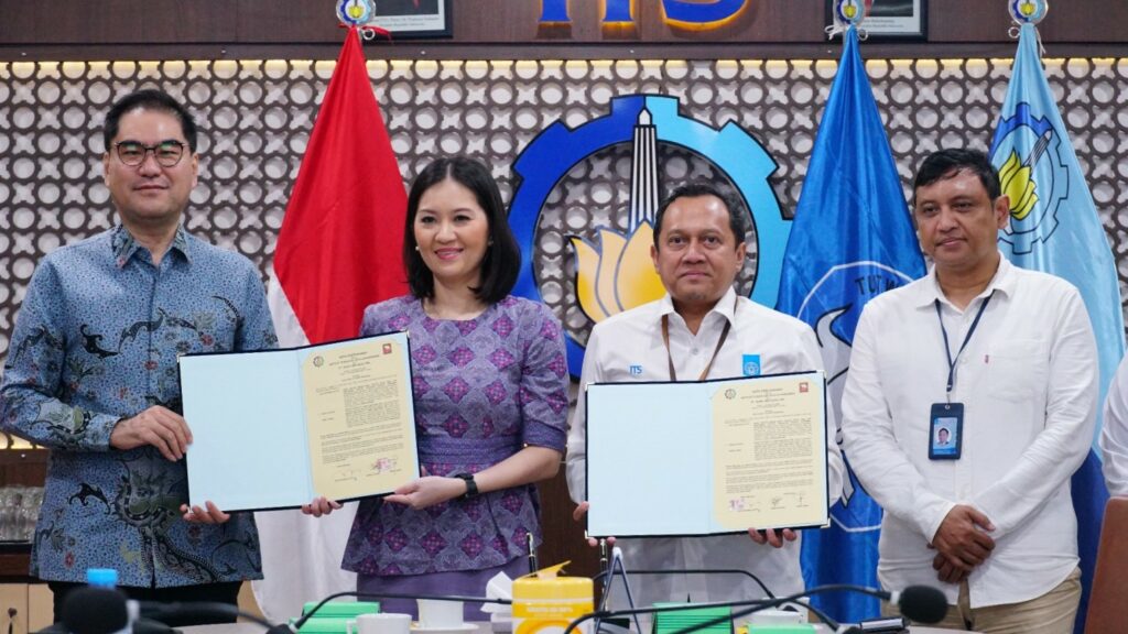 Penandatanganan MoU antara ITS yang diwakili oleh Wakil Rektor IV Prof Muhamad Hatta (kedua dari kanan) dengan CIMB Niaga yang diwakili oleh Head Region of CIMB Niaga region JBN Surabaya Rhena Octaria (kedua dari kiri)