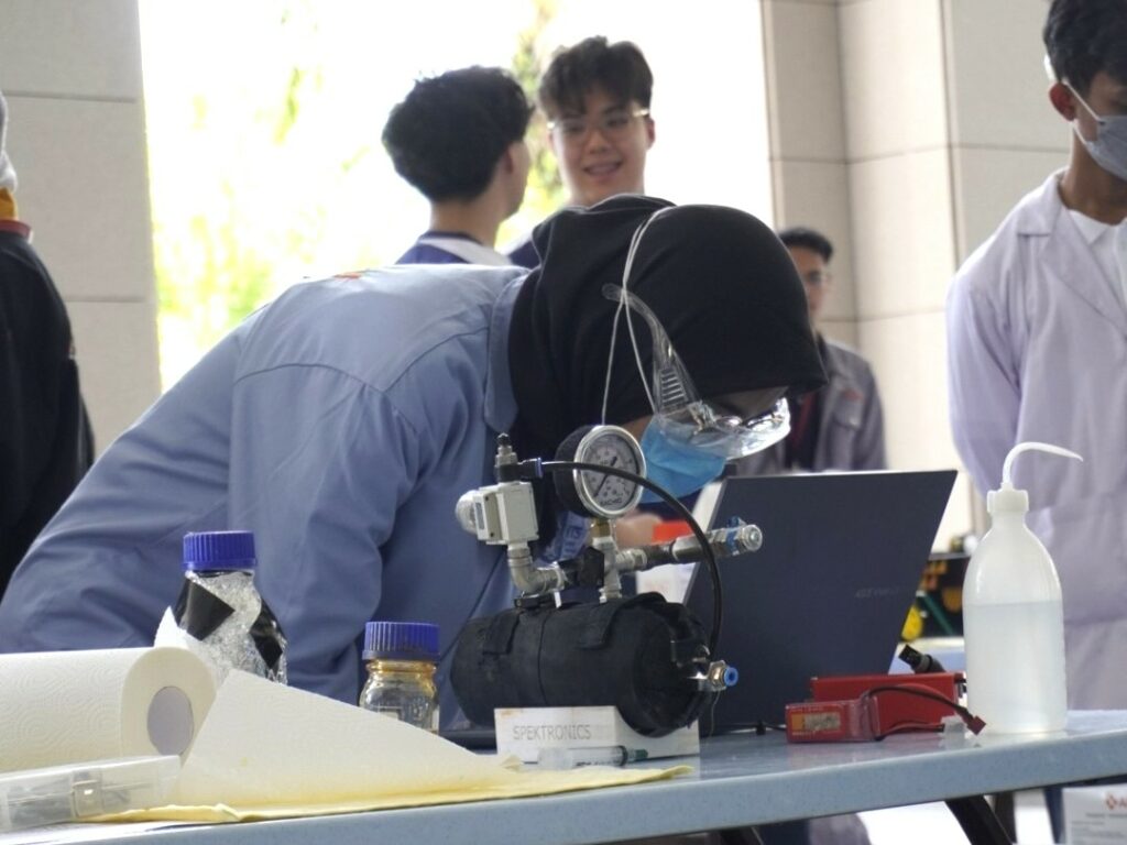 Anggota Tim Spektronics ITS sedang persiapan sebelum chemical preparation pada mobil Dodit