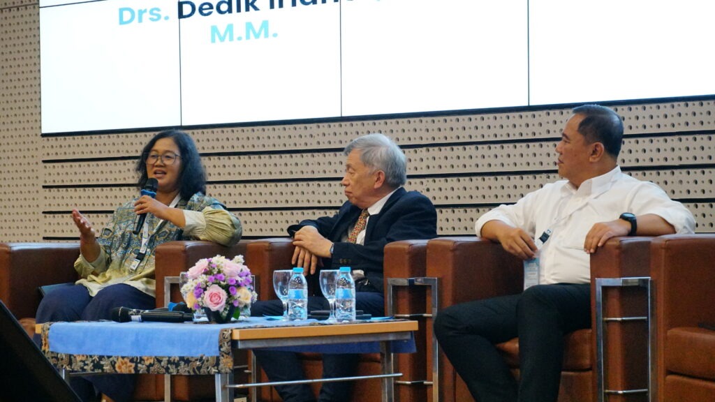 Prof IDAA Warmadewanthi ST MT PhD (kiri) saat menjawab diskusi pada sesi pertama plenary speech konsorsium Taiwan-Indonesia Science Technology Innovation Centre (TI-STIC)