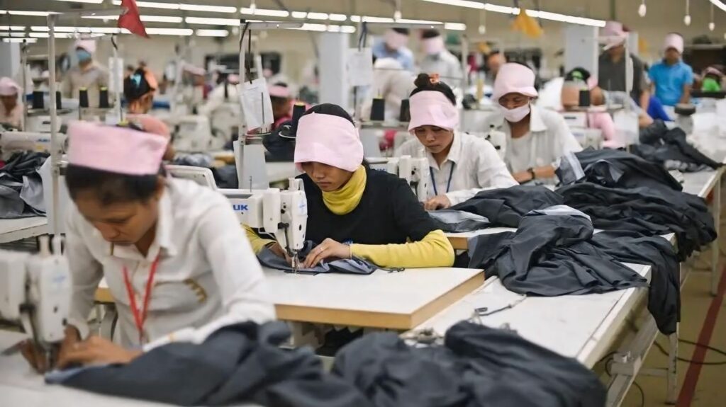 Perempuan pekerja menyuarakan pengalaman dan tuntutan mereka di ruang publik sebagai bagian dari perjuangan pekerja (Sumber: Tempo.co)