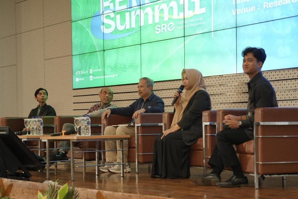 (Dari kiri) Romi Eriyanto, Setyo Pitoyo ST, Prof Ir Joni Hermana MSc Es PhD, Setyaningtyas Nur Hidayati ST, dan Galih Kusna Ramadhani saat memaparkan pandangannya dalam sesi Future Talks RENeX Summit 2026 di Research Center ITS.