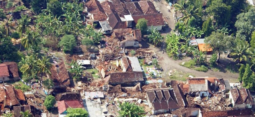 Kondisi Yogyakarta pasca gempa Mei 2006 (Sumber: AP)