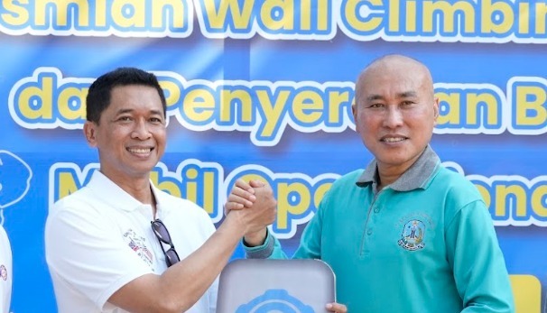 Rektor ITS Prof Dr (HC) Ir Bambang Pramujati ST MScEng PhD (kiri) secara simbolis terima kunci mobil operasional oleh Ketua IKOMA Dr Ir Wahid Wahyudi MT (kanan)