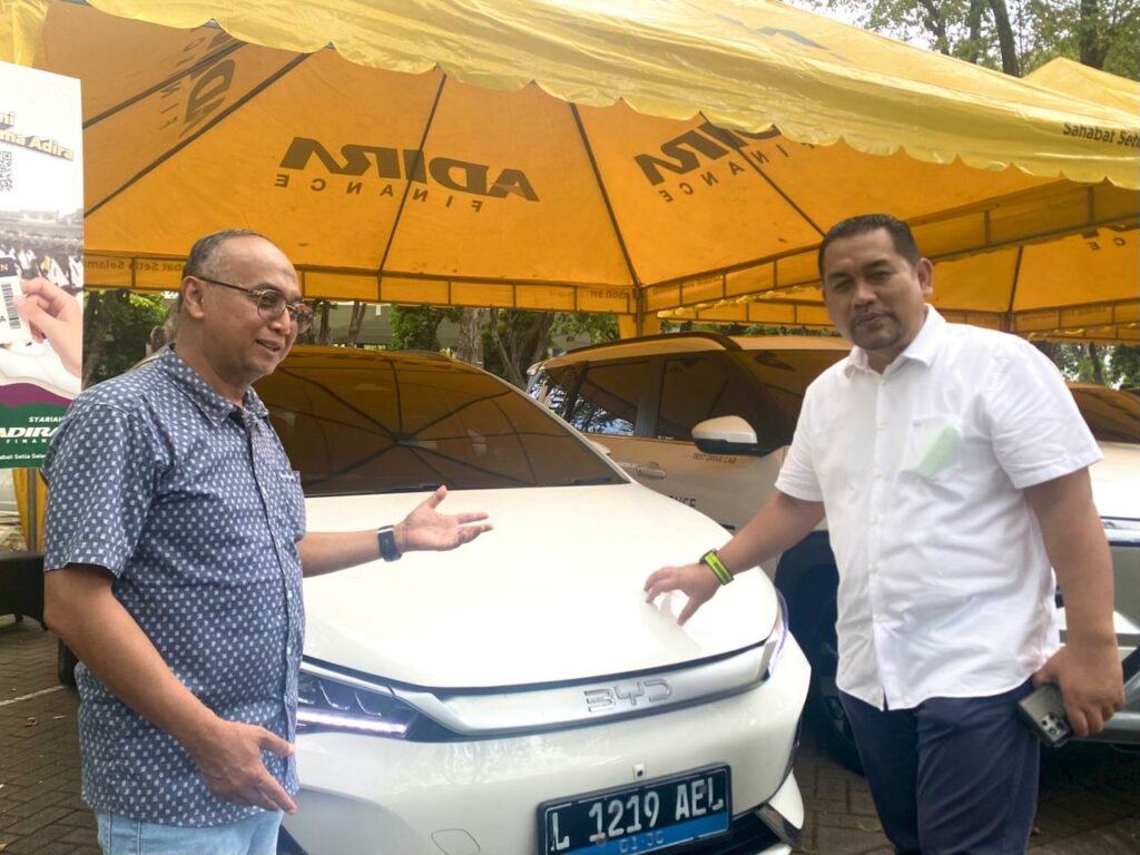 (Dari kiri) Kepala Wilayah Adira Finance Jawa Timur Irfan Budianto dan Area Manajer Danamon Jawa Timur Aria Prabowo menunjukkan salah satu kendaraan listrik untuk test drive  dalam promosi dan pengenalan di ITS