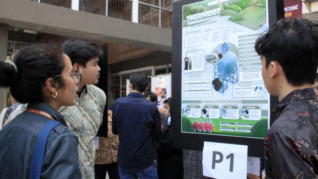 Suasana Pameran Capstone Design 2026 saat pengunjung menyimak berbagai inovasi yang dipamerkan mahasiswa Departemen Teknik Mesin ITS