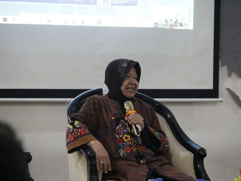 Dr (HC) Ir Tri Rismaharini MT saat mengisahkan pengalamannya ketika menulis buku Kota Hijau dalam Dimensi Inovasi dan Manusia