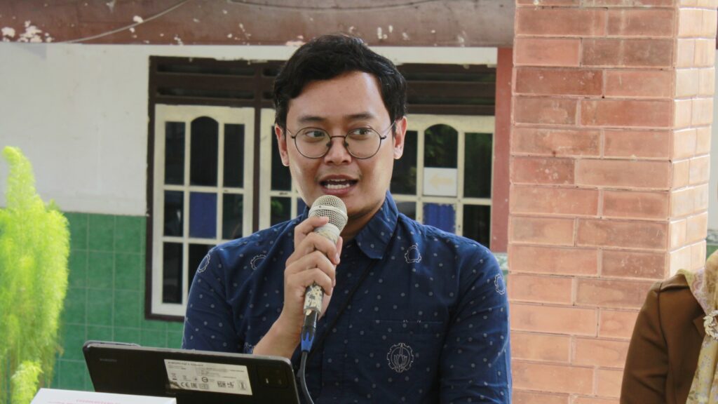 Potret sambutan dan arahan oleh Manajer KKN ITS Dr Muhammad Khamim Asy’ari ST MT Dosen Departemen Teknik Fisika ITS pada Sinkronisasi Kuliah Kerja Nyata (KKN) Literasi di Kabupaten Gresik