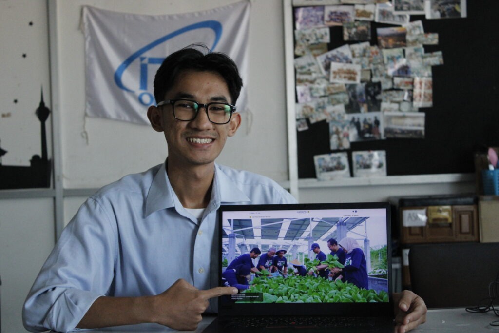 Syahidan Nur Habibie Ash-Shidieq, mahasiswa Departemen Teknik Material dan Metalurgi ITS, menunjukkan karya fotonya berjudul Manfaat Agrivoltaic yang terpilih dalam Foto Pilihan Klik Periode I Mei 2026 di Kompas.id