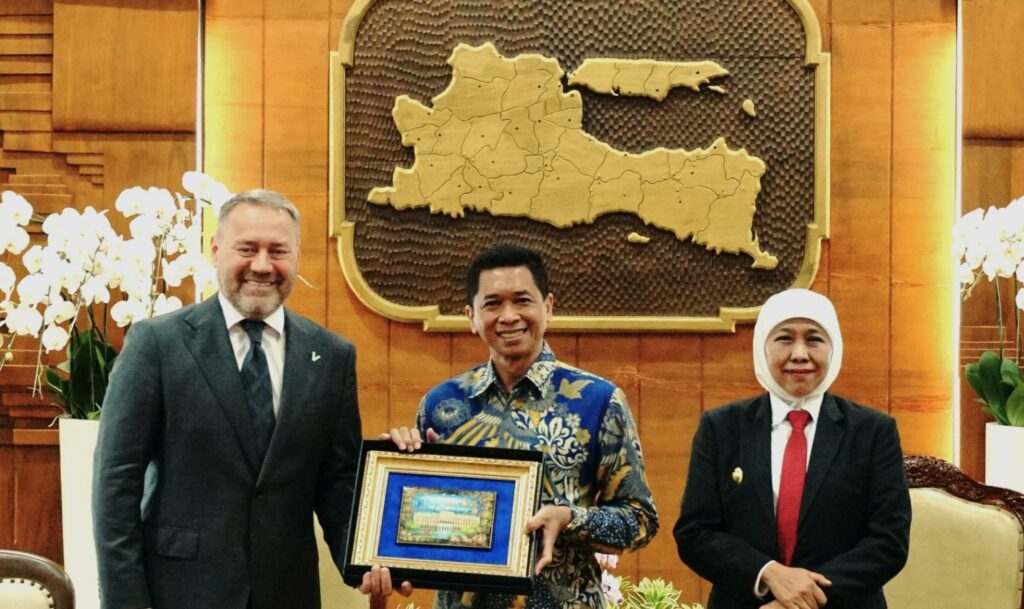 (dari kiri) Ketua Dewan Legislatif St Petersburg Alexander N Belsky, Rektor ITS Prof Dr (HC) Ir Bambang Pramujati ST MScEng PhD, dan Gubernur Jatim Khofifah Indar Parawansa usai audiensi di Gedung Negara Grahadi, Surabaya