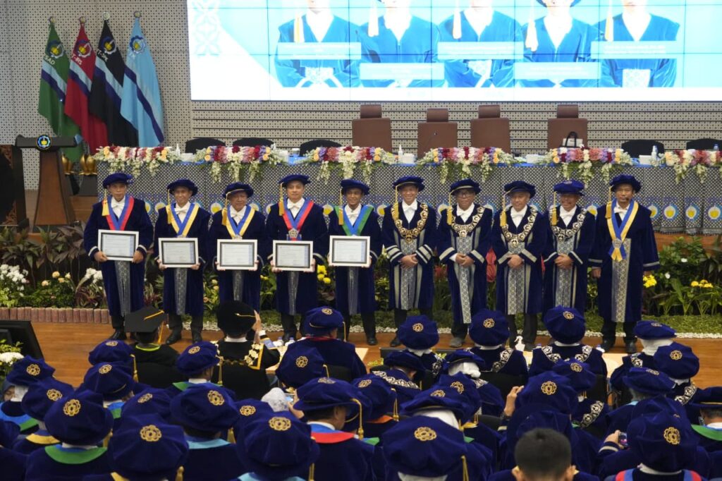 foto bersama para Profesor dan Prosesi setelah penyerahan padeka profesor ITS
