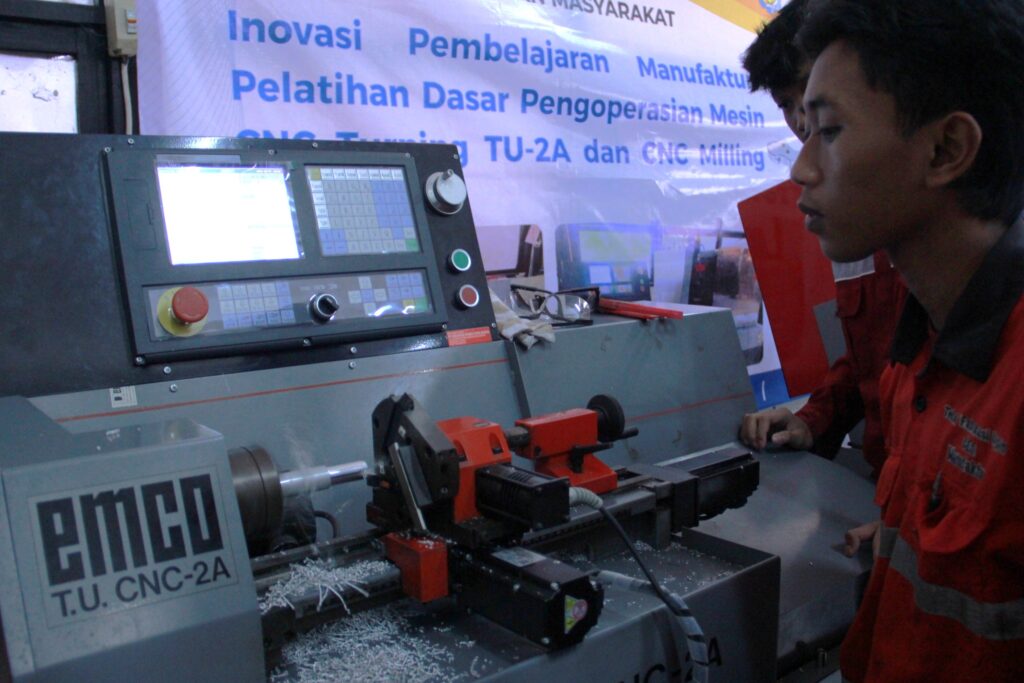 ITS Bekali Siswa SMK Keterampilan Pengoperasian Mesin CNC