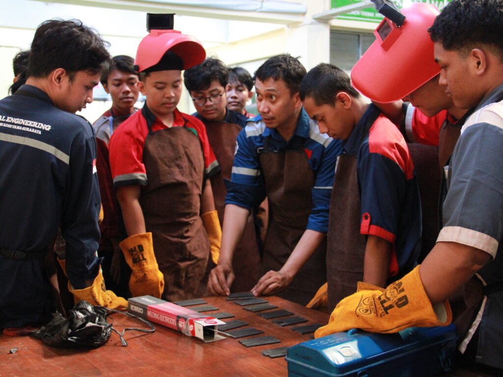 Buka Peluang Usaha, Abmas ITS Gelar Pelatihan Pembuatan Kandang Modular