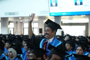 Lulus S3 di Usia 61 Tahun, Abdul Ghofur Jadi Wisudawan Tertua ITS ke-134
