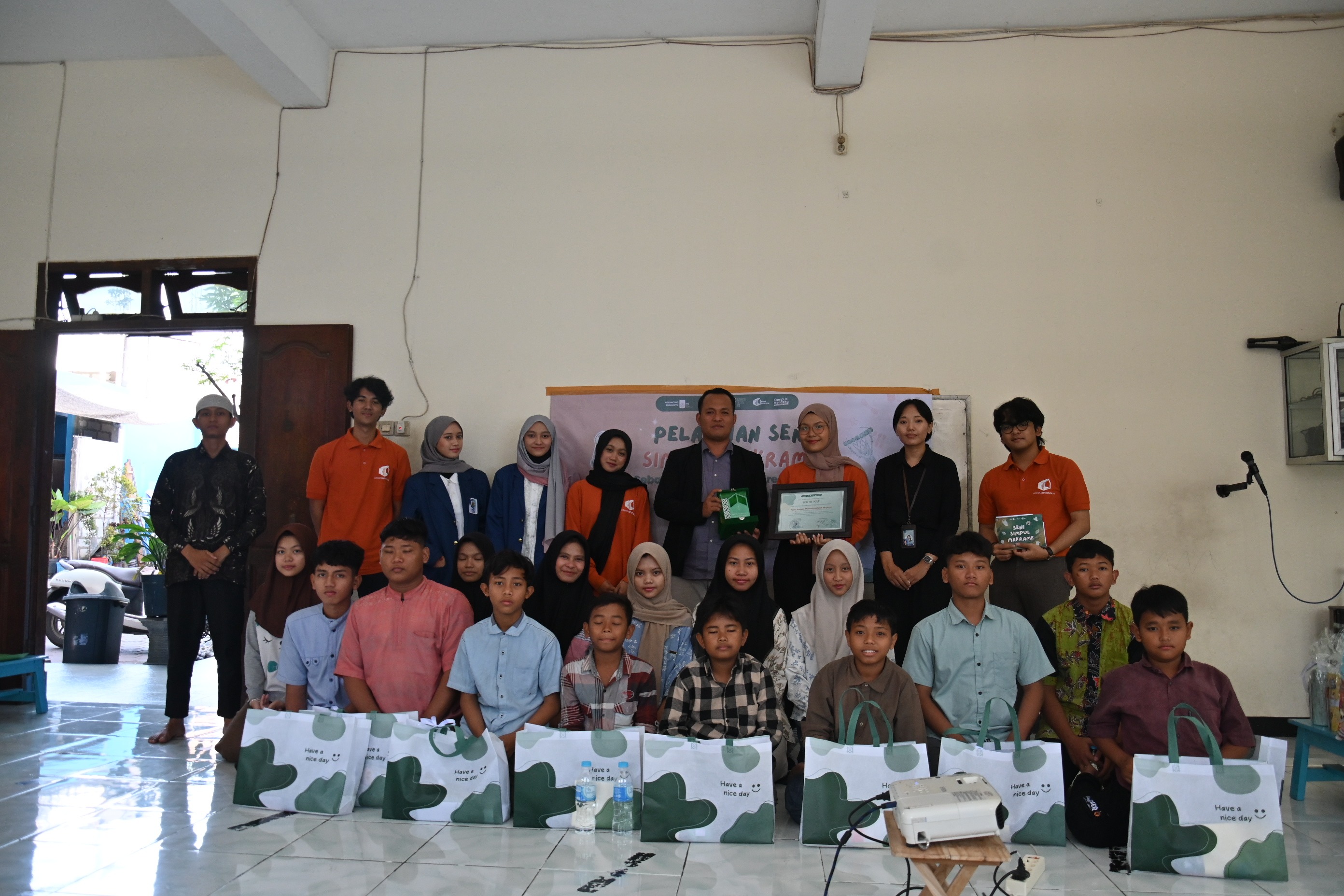 Pengabdian Masyarakat Laboratorium Estetika Interior ITS
