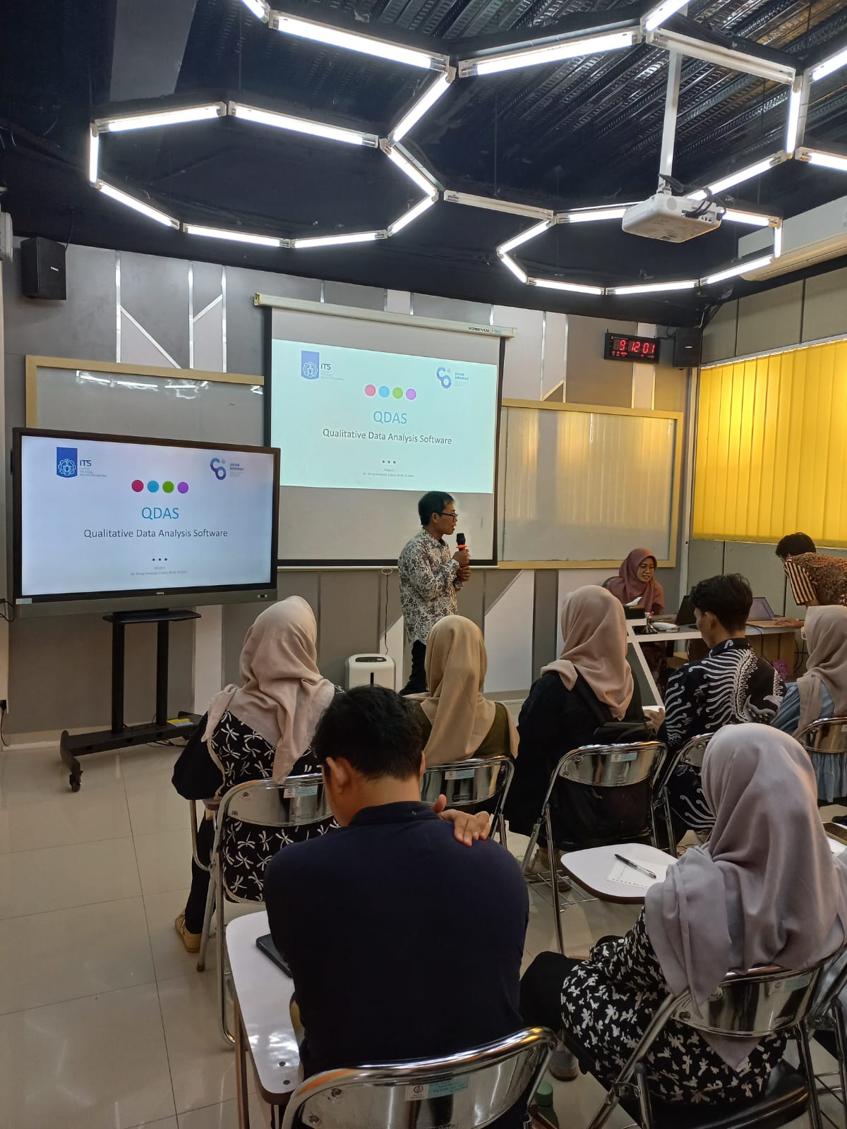 Post Graduate Research Talk Departemen Sistem Informasi ITS Angkat Tema ``Quantitative Data Analysis Software with Atlas.ti``