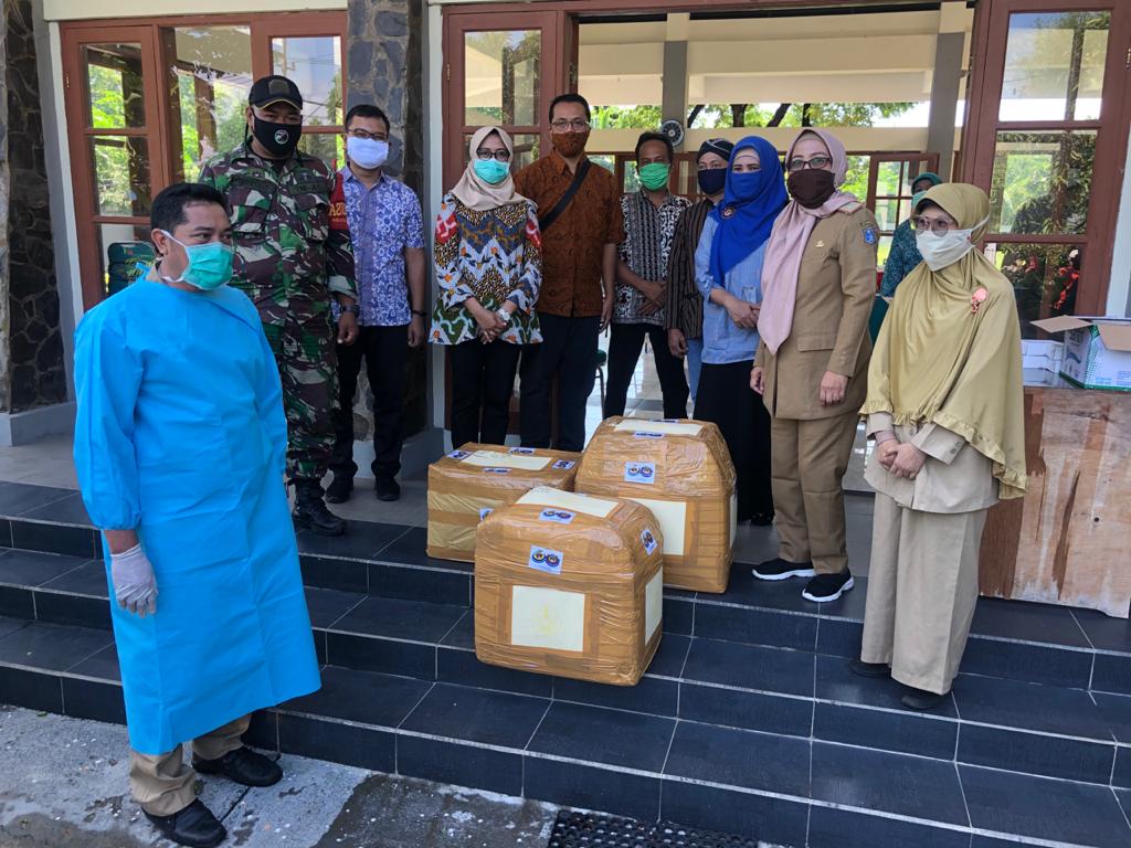 ITS Bagikan 6.300 Masker Kain kepada Masyarakat Sekitar